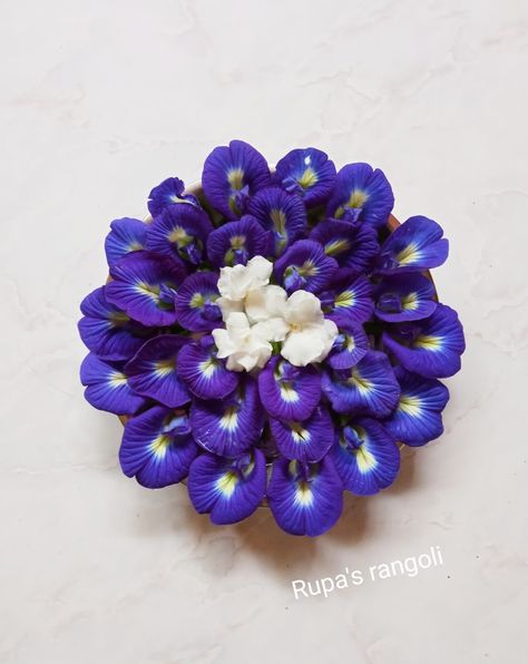 Flower rangoli easy rangoli Puja Decoration Ideas, Elementary Chemistry, Margali Kolam, Mandir Decor, Flower Rangoli Designs, Pookalam Design, Simple Flower Rangoli, Puja Decoration, Flower Kolam