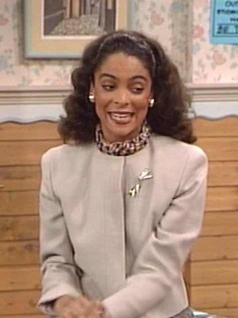 Whitley Gilbert Fashion Outfits, 90s Corporate Fashion, Tichina Arnold 90s Outfits, Whitley Gilbert Fashion, 90s Black Sitcom Fashion, 90s Workwear, 90s Supermodel Aesthetic, 90s Black Actresses Aesthetic, Designed Jeans