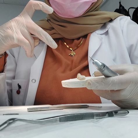 The Dental Student Diaries 📖🦷 (@dt_emii) • Instagram fotoğrafları ve videoları Hijabi Dentist, Dentist Profile, Dental Motivation, Dentist Motivation, Dental Student Aesthetic, Dentist Aesthetic, Student Diary, Aesthetic Motivation, My Future Job