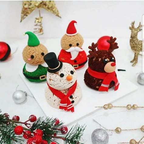 25 Awesome Christmas Decor IdeasNowadays, people have come up with plenty of creative ways to make their homes stand out around Christmas.  If you are looking for some cool and awesome Christmas decorating ideas, you can’t miss this post. We have gathered 25 Awesome Christmas Decor Ideas. Christmas Showpiece, Bakery Template, Mini Pastry, Modern Pastry, Christmas Harry Potter, Food For Christmas, Deco Cake, Cake Themes, Catering Food Displays