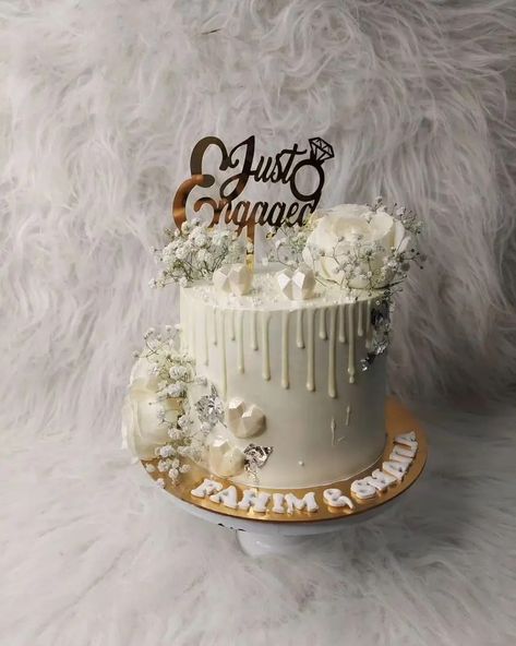 16 Unique Engagement Cake Ideas For A Memorable Engagement Party. Cake Decorating For Engagement, Cake Ideas For Engagement, Ring Cake Engagement, Indian Engagement Cake, Marriage Cake Design, Small Engagement Cake, Engagement Cake Designs Classy, Unique Engagement Cake, Cake For Engagement Party