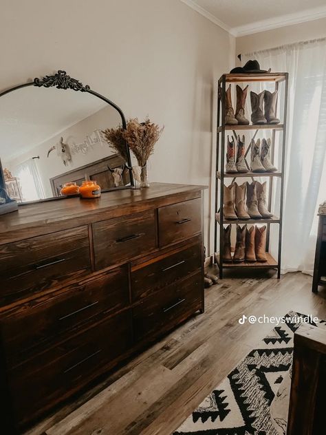 Western Bedding Ideas, Country Room Ideas, Vintage Western Aesthetic, Western Room Ideas, Western Bedrooms, Cowgirl Room, Western Living Room, Country Bedroom Decor, Ranch House Decor