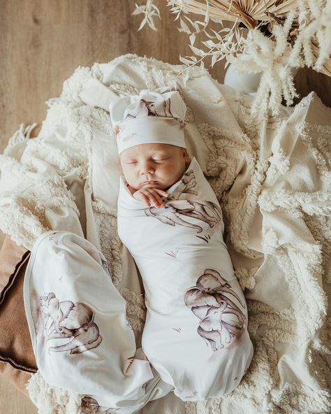 🤗 Swaddling magic! 🧸✨ There’s something so soothing about wrapping your little one snuggly but there are so many different techniques to doing it. Which swaddling style is your favorite? Share your tips or experiences in the comments! ⬇️💕 #Swaddling #BabyWraps #ParentingTips #NewbornCare #babyswaddle #babyblanket #howtoswaddle #babyshowergifts #babymusthaves #newborn Nature Inspired Nursery, Contemporary Nursery, Safari Design, Tender Embrace, Birth Announcement Photos, Flexible Stretches, Pram Blanket, Cuddle Blanket, Newborn Swaddle