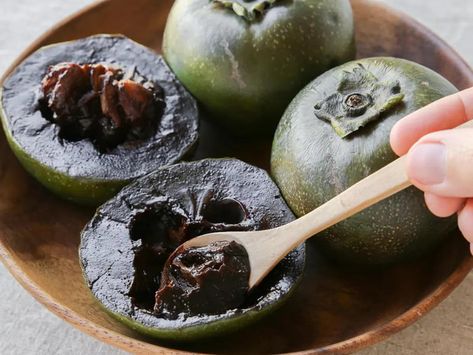 This is the Black Sapote, tastes like chocolate pudding and had 4 times more vitamin c as an Orange Black Sapote, Yummy Smoothies, Chocolate Pudding, Quick Breakfast, Superfoods, Nutella, Vitamin C, Sweet Treats, Good Food