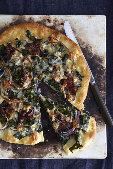 homemade pizza with kale, caramelized red onion, bacon & gorgonzola Gorgonzola Pizza, Kale Pizza, Pizza Vegana, Pizza Margherita, Cooking Guide, Pizza Hut, Pizza Party, Thursday Night, A Pizza