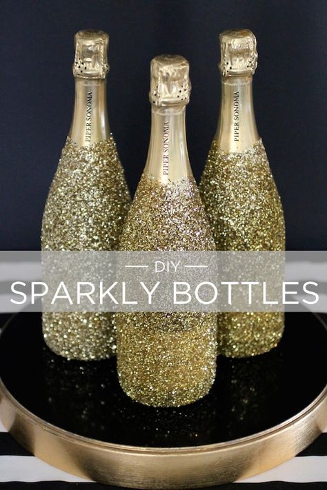 James Bond Party, Vegas Party, Photos Booth, Nye Party, Gold Diy, New Years Eve Decorations, Wine Bottle Decor, Champagne Bottles, Casino Party