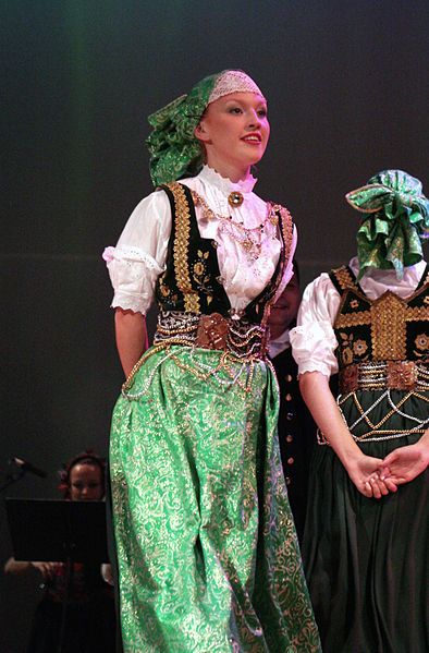 Silesian Polish Traditional Costume, Polish Clothing, Carnaval Costume, Costumes Around The World, Folk Clothing, Folk Dresses, Folk Fashion, Folk Costume, Historical Clothing