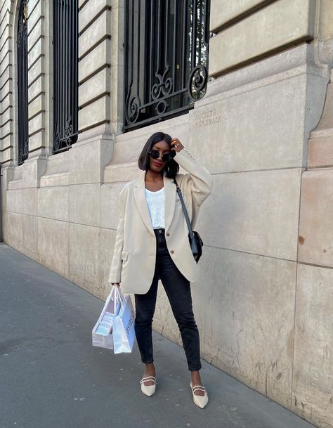 8 Ways to Make Your Skinny Jeans Cool in 2023 | The Everygirl Mary Jane Shoes Outfit, Classic Fashion Looks, Black Pants Outfit, Casual Weekend Outfit, French Women Style, Blazer Jeans, Estilo Chic, French Women, Fashion People