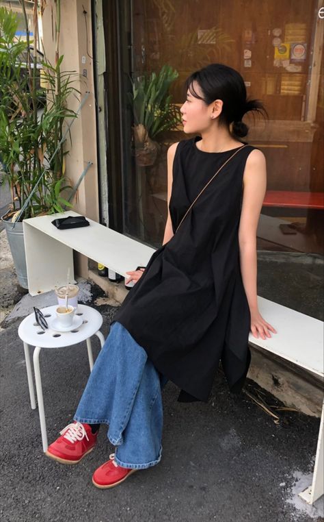 Japandi Outfits, Japandi Fashion, Japanese Womens Fashion, Japan Style Outfits, Spring Basics, Dress Over Jeans, Outfit Ideas 2024, Dress Over Pants, Outfits Comfy