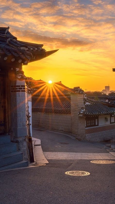 Sunrise in de old town, Seoul, South Korea Seoul South Korea, Old Town, South Korea, Seoul, On Instagram, Instagram