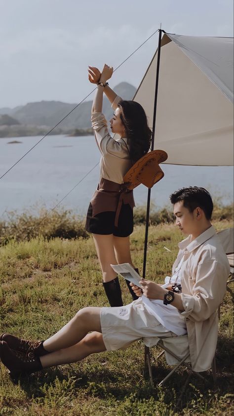 Prenup Camping Photoshoot Ideas, Hiking Prenup Ideas, Camping Prenup Photo Ideas, Camping Prenup, Camping Couple Photos, Pre Nup Photoshoot, Ide Prewedding, Camping Photoshoot, Pre Wedding Photoshoot Theme