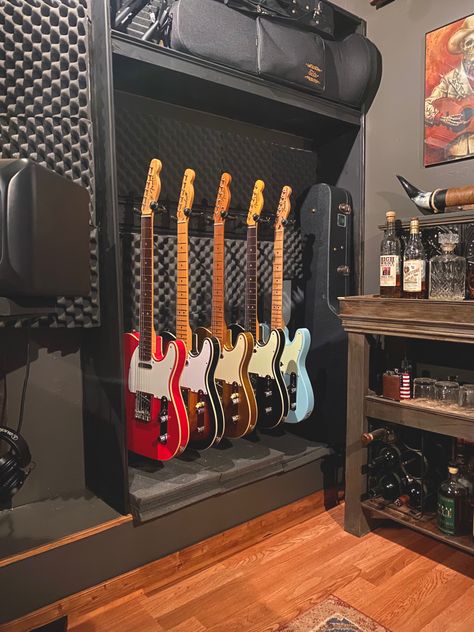 Guitar Room Setup, Wall Of Guitars, Guitar On Wall Bedroom, Home Music Room Design, Guitar Display Ideas, Guitarist Room, Guitar Decor Ideas, Guitar Room Aesthetic, Music Room Ideas Home Studio