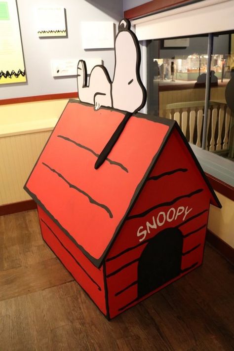 Snoopy Doghouse Diy, How To Make Snoopy Dog House, Diy Snoopy Dog House Cardboard, Snoopy Dog House Christmas, Diy Snoopy Christmas Decorations, Snoopy Dog House Diy, Snoopy House Diy, Cardboard Dog House Diy, Dog House Painting Ideas