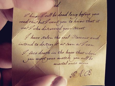 horcrux regulus black letter for voldemort left in the locket in the cave Harry Potter Letter, Aesthetic Wattpad, Sophia Coppola, Potter Aesthetic, Golden Trio, How To Write Calligraphy, Regulus Black, Harry Potter Love, Hogwarts School