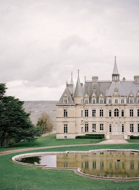 Gorgeous Chateau with a stunning lake in the front Castle Mansion, Chateau France, France Wedding, A Pond, Beautiful Castles, French Chateau, Beautiful Buildings, Pretty Places, Kale