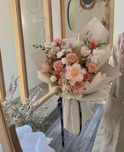 Beige Flower Bouquet, Beige Bouquet, Flower Boquet, Vintage Bouquet, Boquette Flowers, Flowers Bouquet Gift, Nothing But Flowers, Flower Therapy, Beautiful Bouquet Of Flowers