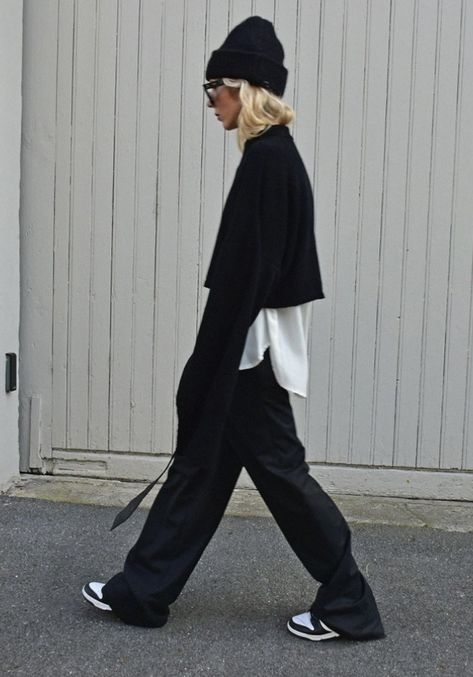 Snap Pants Outfit, All Black Scandinavian Outfit, Black Linen Pants Street Style, Edgy Black Long Pants, Chic Black Straight Parachute Pants, Edgy Chic Outfits, Plus Size Edgy Outfits, Black Hippie Outfits, Urban Style Black Full-length Sweatpants