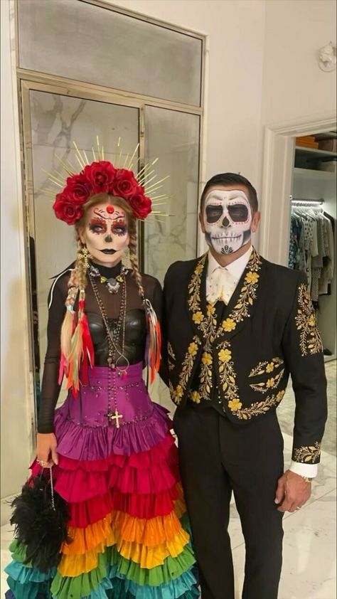 Kelly Ripa And Mark Consuelos In Day Of The Dead-Inspired Costumes Dia De Los Muertos Outfit For Women, Mexican Halloween Costume, Day Of Dead Costume, Mexico Costume, Coco Costume, Casual Dress Spring, Catrina Costume, Mexican Halloween, Dia De Los Muertos Decorations Ideas