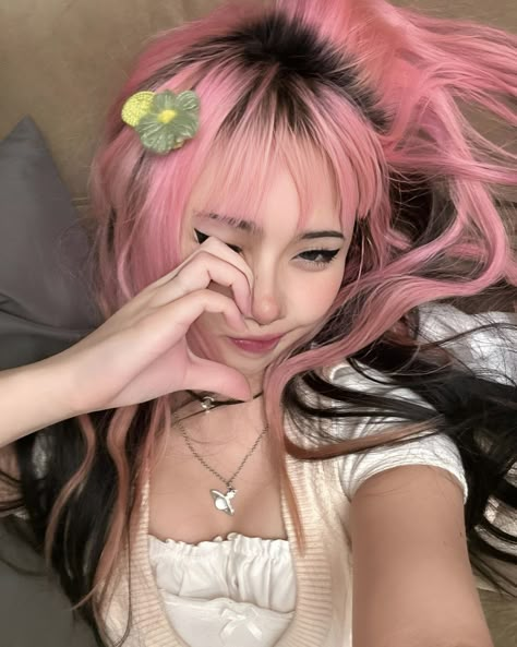 Black And Pink Hair Asian, Pink Hair And Bangs, Pink Hair Japanese Girl, Black Pink And Purple Hair, Pink Asian Hair, Pink Hair Y2k, Pink Hair With Black Tips, Outfits With Pink Hair, Pink Hair With Bangs