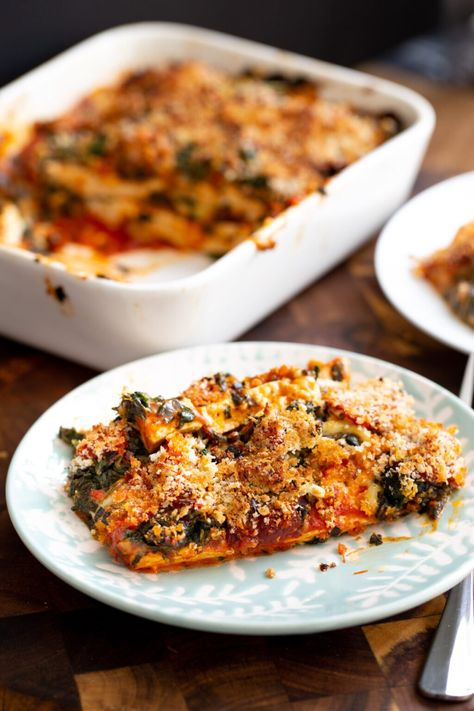 This Tofu Parmesan Bake layers pressed tofu with spinach, herbs, vegan cheese, and marinara sauce for the perfect comfort food dinner. Gluten-free option . Tofu Parmesan, Pressed Tofu, Tofu Lasagna, Vegan Cheese Substitute, Breadcrumb Topping, Eggplant Recipes Parmesan, Marinara Recipe, Vegan Casserole, Soy Curls