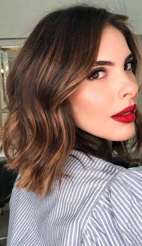 Golden Highlights Brown Hair, Brown Lob, Hair Colour Trends, Red Hair With Highlights, Rambut Brunette, Hot Hair Colors, Gorgeous Hair Color, Colour Trends, Beautiful Hair Color