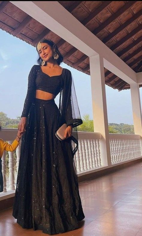 Black Full Sleeve Lehenga, Long Sleeve Lengha Choli, Lengha Long Sleeve, Desi Lehenga Simple, Lehenga Designs With Sleeves, Modest Lengha Blouse, Lengha Prom Dress, Indian Traditional Wear Aesthetic, Lenghas Simple