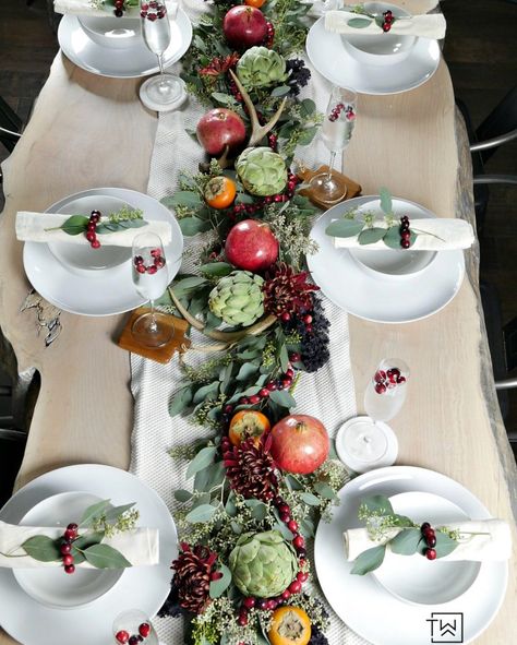 Natural Thanksgiving Table, Tablescapes Autumn, Simple Thanksgiving, Rustic Thanksgiving, Thanksgiving Tablescape, Thanksgiving Table Settings, Thanksgiving Tablescapes, Fall Table Decor, Beautiful Table Settings