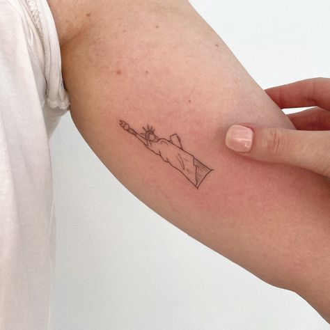 New York Tattoo Ideas, Nyc Tattoo Ideas, Tattoo New York, Statue Of Liberty Tattoo, Ny Tattoo, Liberty Tattoo, Cute Simple Tattoos, Nyc Tattoo, New York Tattoo