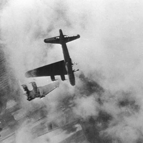 WorldWarPictures on Instagram: “A B17 nicknamed "Wee Willie" has its left wing blown off by flak over Crantenburg, Germany. April 10, 1945.…” Me 262, Flying Fortress, Wwii Plane, Ww2 Planes, B 17, Battle Of Britain, Wwii Aircraft, Ww2 Aircraft, Aircraft Pictures