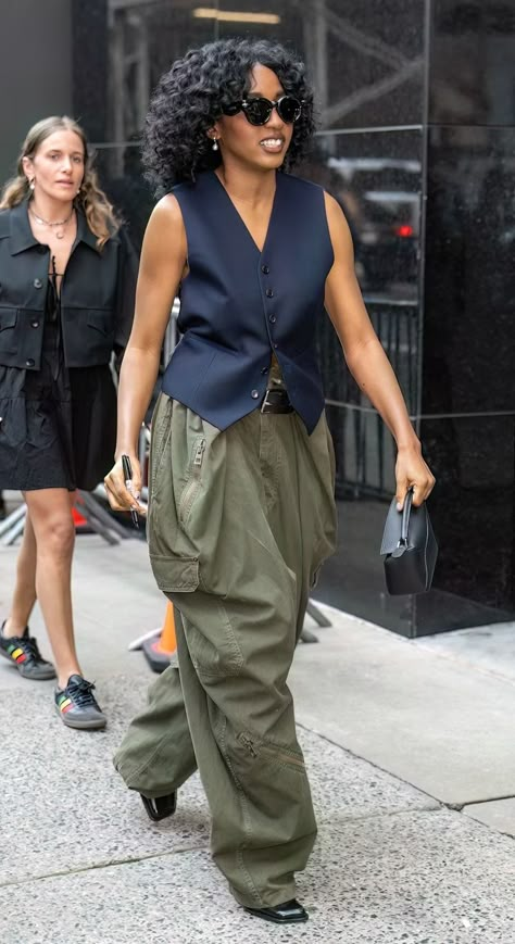 Sorry Drake, Ayo Edebiri Is Doing Big Pants The Right Way Italian Street Style Women, Aritzia Style, Ayo Edebiri, Olive Green Cargo Pants, Italian Fashion Street, Big Pants, Vest Designs, Next Fashion, Weekend Wear