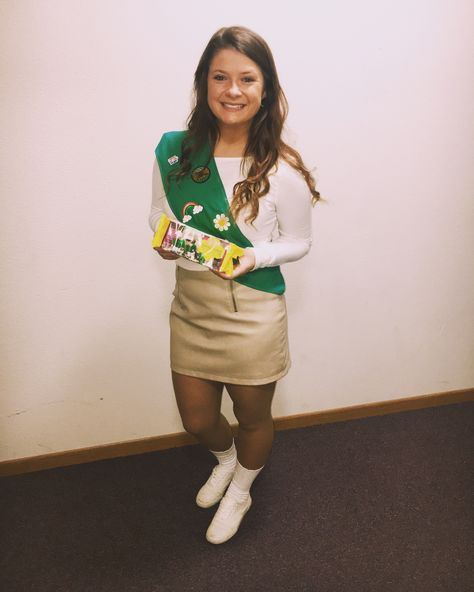 Girl Scout halloween costume Girl Scout Outfit Halloween Costumes, Girl Scout Cookie Costume Diy, Girl Scout Cookie Costume, Girl Scout Halloween Costume, Girl Scout Daisy Uniform, Girl Scout Costume, Girl Scout Daisy Vest, Fashion Costume Halloween, Halloween Inspo