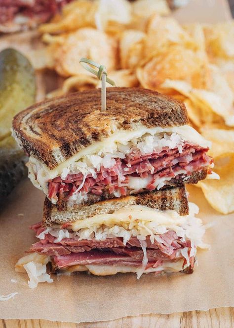 Classic Reuben Sandwich Recipe - Daily Viral Lemon Pudding Pound Cake, Delicious Stuffing Recipe, Homemade Russian Dressing, Cuban Sandwich Recipe, Reuben Sandwich Recipe, Reuben Sandwich Classic, Homemade Corned Beef, Corned Beef Sandwich, Meatloaf Sandwich