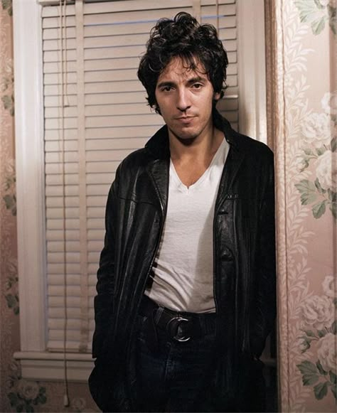 30 Rare Vintage Photographs of a Young and Handsome Bruce Springsteen in the 1970s ~ Vintage Everyday Bruce Springsteen The Boss, Morrison Hotel, Jackson Browne, E Street Band, Men With Street Style, Born To Run, Dancing In The Dark, Neil Young, Tony Awards