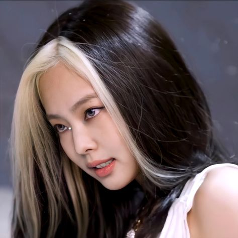 jennie kim. #jennierubyjane #jennie #JISOO #ROSÉ #LISA #BLACKPINK #THEALBUM #KPOP Mode Ulzzang, Blonde Bangs, Blonde Streaks, Hair Color Streaks, Hair Streaks, Hair Color Pastel, Hair Color Purple, Short Hair Color, Hair Color Blue