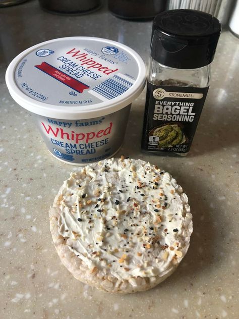 Everything Bagel Rice Cake, Rice Cake Sandwich Lunch Ideas, Rice Cakes With Cream Cheese, White Cheddar Rice Cake Recipes, Rice Cake Snacks, Cake Snack, Rice Cake Recipes, Cheese Rice, Everything Bagel Seasoning