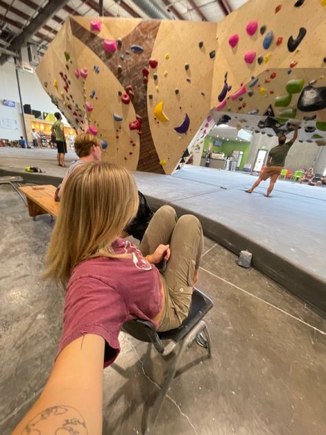 Female Rock Climbing, Aesthetic Rock Climbing, Rock Climbing Astethic, Free Climbing Aesthetic, Rock Climbing Gym Aesthetic, Cute Climbing Outfit, Rock Climbing Date, Climbing Gym Outfit, Indoor Climbing Outfit Woman