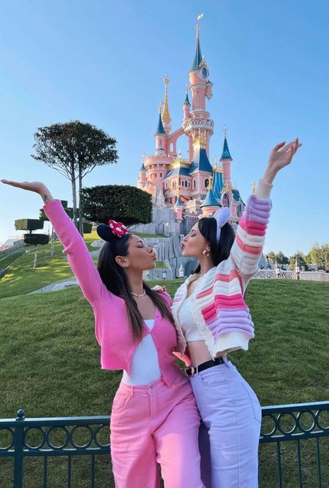 15 Disneyland Outfit Ideas for Moms: Stylish and Comfortable Tips Mommy And Me Disney Outfits, Hongkong Disneyland Outfit, Mommy And Me Disney, Disney Winter Outfits, Disney Outfits Summer, Outfits Disneyland, Disneyland Outfit Ideas, Outfit Ideas For Moms, Disneyland Aesthetic