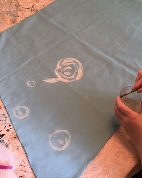 Katy Werlin on Instagram: "I had some fun playing with bleach this weekend! One of my new 1920s dresses for #vintageegypt2019 will have pink Art Deco style roses painted directly onto the fabric. But painting pink dye onto blue fabric results in purple roses, so step one was to create spots of white by painting with bleach. Please enjoy this time lapse and watch as the roses magically appear! Swipe for another video to see a rose painted in real time. 🧙‍♀️🧙‍♀️ (PS I’m not sunburnt, my phone just made the colors weird for reasons. 🤷‍♀️) . Fabric is 100% cotton and I’m painting with regular bleach. The key for bleach painting is LESS IS MORE. I made sure to squeeze most of the liquid from my brush before putting it to the fabric. This gives the uneven brush stroke effect and allowed me to Painting With Bleach On Fabric, Bleach Painting Clothes Tutorial, Bleach Fashion Art, Bleach On Pink Fabric, Bleach Resist Shirt, Pink Art Deco, Pink Dye, Diy Clothes Design, 1920s Dress