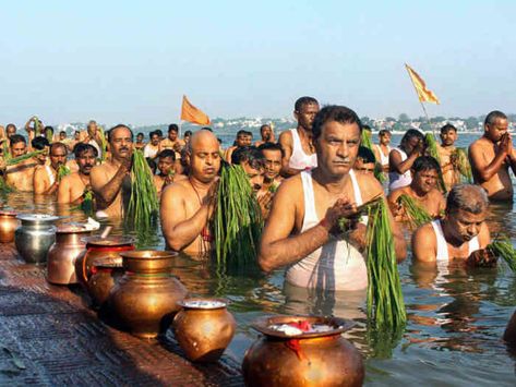 Pind Daan is an offering to the dead elders. It mainly consists of cooked rice mixed with black sesame seeds. Small dumplings of this mixture are offered to crows. Departed Soul, Black Sesame Seeds, Sense Of Life, Poor People, Famous Places, Time Period, Ganesha, Gratitude, Period