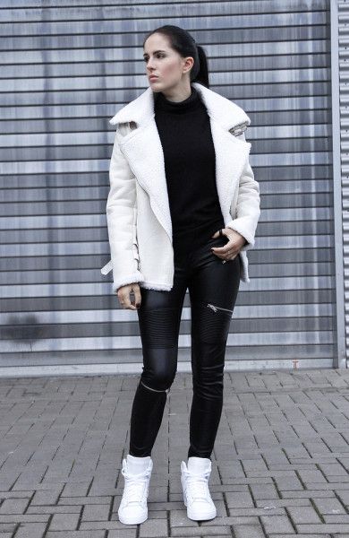 25 Ways to Wear White Sneakers | StyleCaster Blazer Shoes Outfit, High Top Nikes, Blazer Shoes, Superstar Adidas, White High Tops, Work Outfits Women, Outfits Casual, Street Style Outfit, Winter Outfit