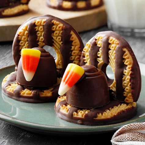 Cookie Turkeys, Mini Thanksgiving Desserts, Thanksgiving Turkey Cookies, Turkey Cookie, Holiday Desert, Fudge Stripe Cookies, Baked Sweets, Turkey Cookies, Thanksgiving Desserts Easy