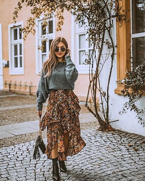 fall skirt sweater outfit women comfy Boho Fall Outfits, Outfits Skirt, Stile Boho Chic, What To Wear Fall, Cute Thanksgiving Outfits, Long Skirt Outfits, Chique Outfits, Maxi Skirt Outfits, Mode Casual