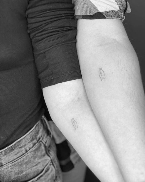 One line matching penguin tattoo for couple. Penguin Finger Tattoo, Pinguin Tattoo Minimalist, Little Penguin Tattoo, Fine Line Tattoo Couple, Fine Line Penguin Tattoo, Tiny Penguin Tattoo, Fine Line Couple Tattoo, Small Penguin Tattoo, Penguin Tattoo Couple