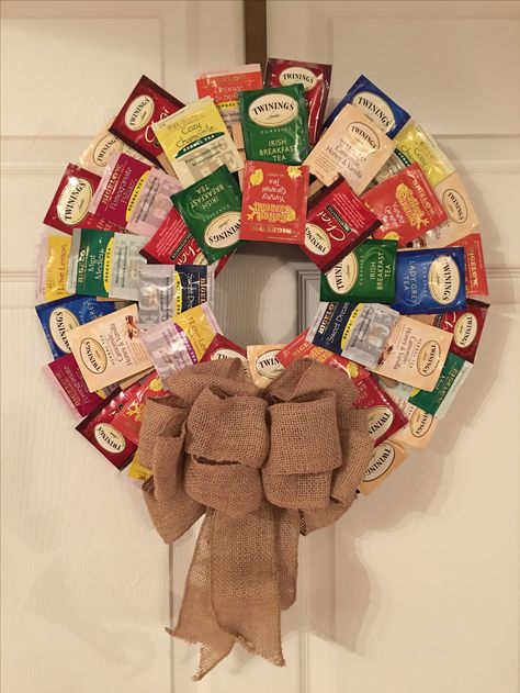 Tea Wreath. Styrofoam wreath ring and close pins glued one. You're able to clip the outside tea bags and then a dab of hot glue for the two inside layers. Add a cute bow!! Great Christmas gift for the tea-lover! Tea Wreath Diy, Tea Bag Wreath, Christmas Tea Bags, Tea Wreath, Crafty Christmas Gifts, Christmas Tea Party, Wreath Ring, Tea Crafts, Tea Bag Art