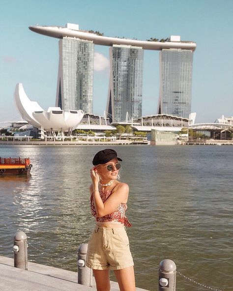 Currently in the UK, wrapped up in millions of layers sat next to the radiator, dreaming of Singapore heat! 😝 What do you think about… Singapore Style, Singapore Photography, Photo Ideas In Singapore, Singapore Photo Ideas, Singapore Travel Photos, Aesthetic Singapore Pictures, Singapore Photo Spots, Merlion Singapore Pose, Travel Video Ideas