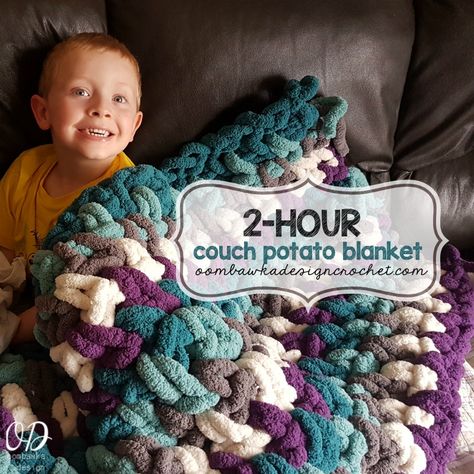 2-Hour Couch Potato Blanket Free Crochet Pattern from Oombawka Design Make this super soft, super plush blanket today! You can crochet the couch size version in 2-hours, or the larger version (with double the yarn) in 4-hours. Have fun! via @OombawkaDesign Arm Crocheting, Loopy Yarn, Finger Knitting Projects, Chunky Crochet Blanket Pattern, Diy Knit Blanket, Sitting On The Couch, Finger Crochet, Big Yarn, Chunky Crochet Blanket