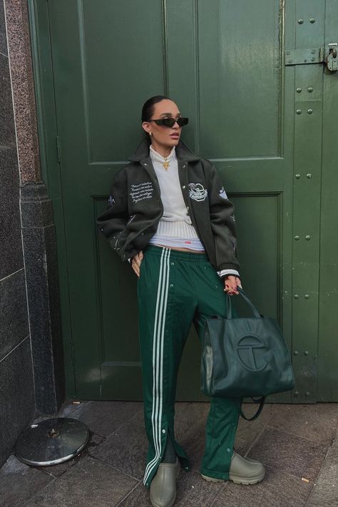 Green Track Pants Outfit, Adidas Track Pants Outfit Woman, Adidas Joggers Outfit, Casual Green Outfit, Green Outfit Fall, Dress Green Outfit, Dark Green Outfit, Green Outfit Aesthetic, Adidas Track Pants Outfit