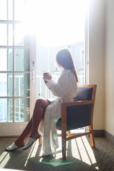 Photo Pose In Hotel Room, Pose In Hotel Room, Bathrobe Photoshoot Instagram, Fun Hotel Photoshoot, Hotel Getting Ready Photos, Hotel Room Pose Ideas, Air Bnb Photoshoot Ideas, Photoshoot In Hotel Room, Hotel Instagram Pictures