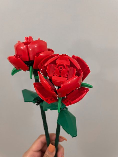 Rose lego flowers Lego Roses, Valentine Baskets, Flowers For Home, Romantic Date Night Ideas, Aesthetic Roses, Botanical Collection, Birthday Wishlist, Beaded Bracelets Diy, Unique Gifts For Her