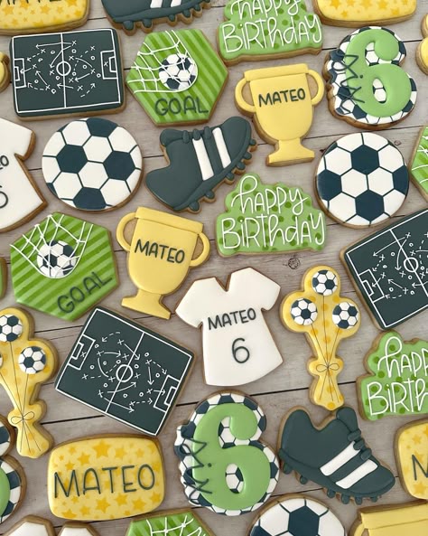 Watching Soccer, Soccer Cookies, Soccer Time, Soccer Birthday Parties, Edible Favors, Soccer Birthday, Decorating Cookies, Ball Birthday, Soccer Party